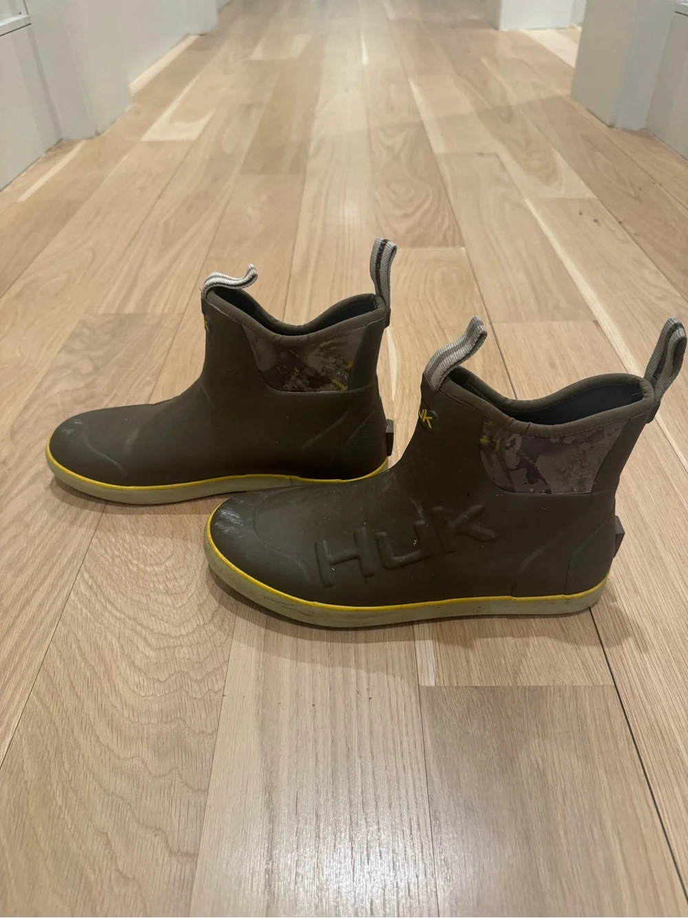 Huk Men’s Olive Rubber Ankle Boots with Yellow Trim - Picture 3 of 10